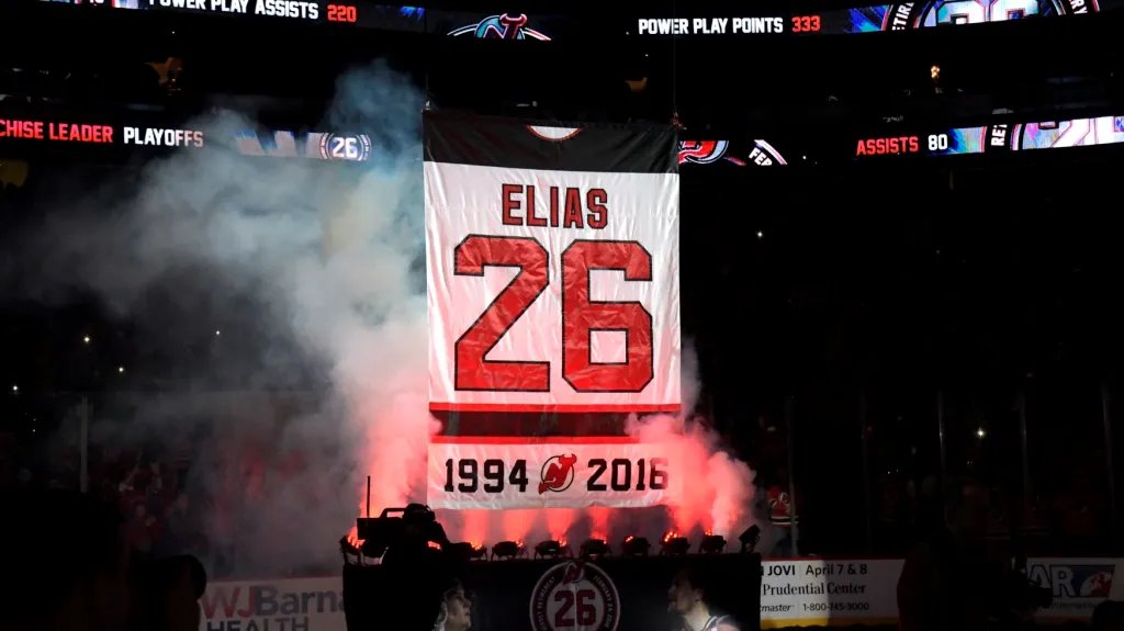 Dres Patrika Eliáše míří ke stropu arény New Jersey Devils