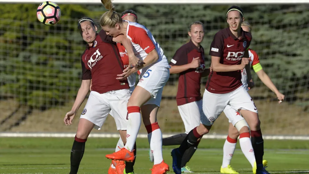 Fotbalistky Sparty v utkání se Slávií 