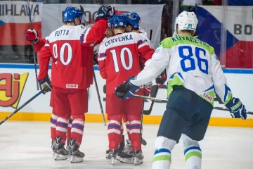 Čeští hokejisté se radují z gólu v síti Slovinska