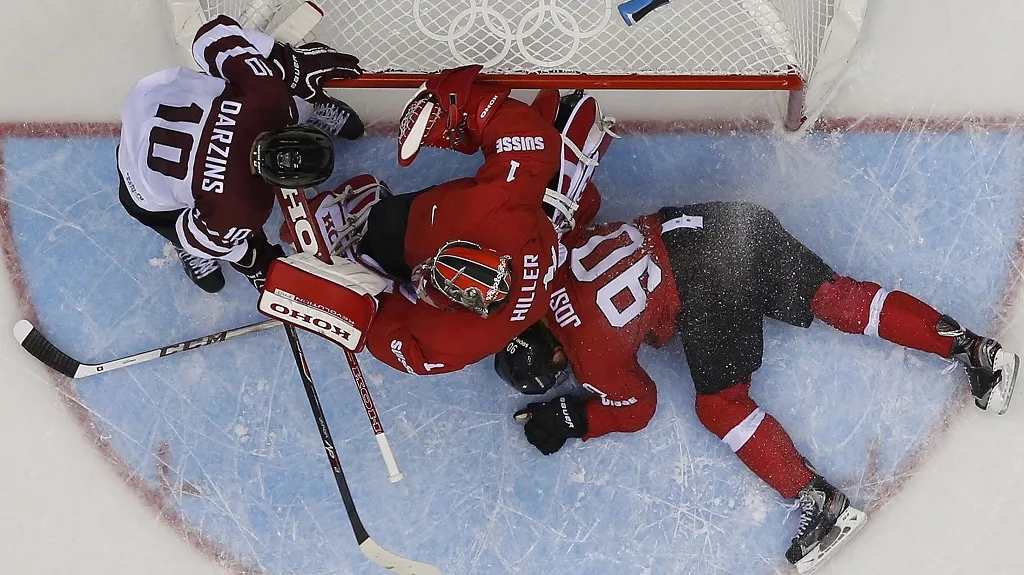 Souboj před švýcarskou brankou v osmifinálovém duelu s Lotyši