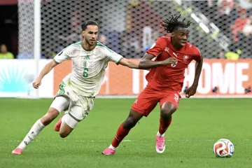 Švýcarský talent Johan Manzambi uniká Alžířanovi Ramizu Zerroukimu