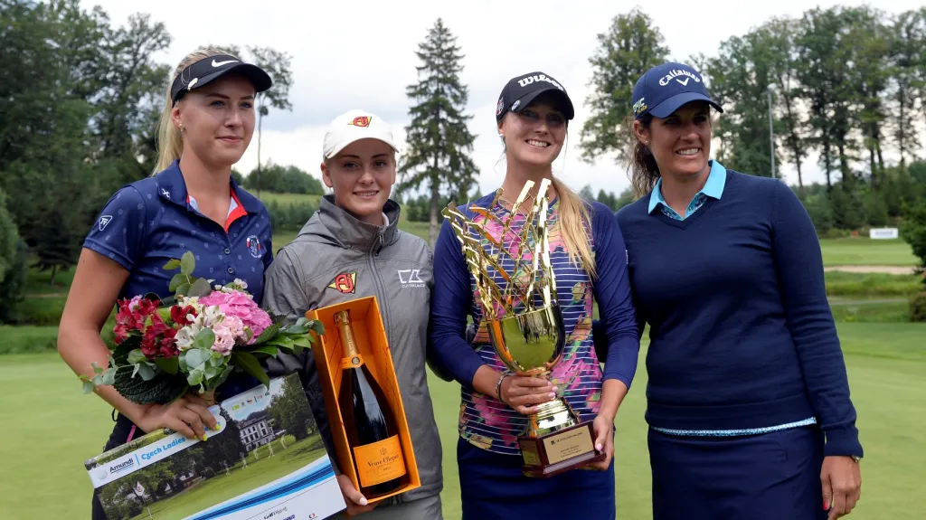 Zleva druhá Melecká, Julie Engströmová a vítězka Sanna Nuutienová