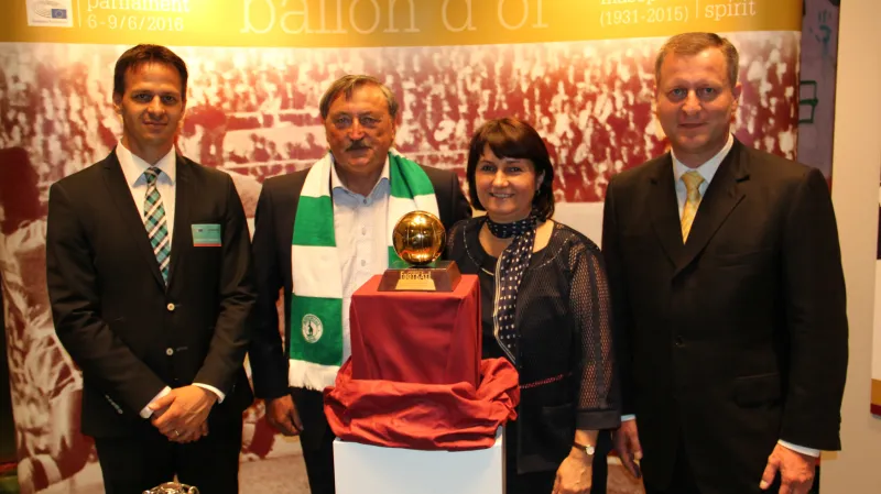 Antonín Panenka (druhý zleva) slavnostně otevřel výstavu ve Štrasburku