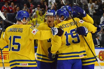 Hokejisté Švédska se radují ze vstřelené branky do sítě Finska