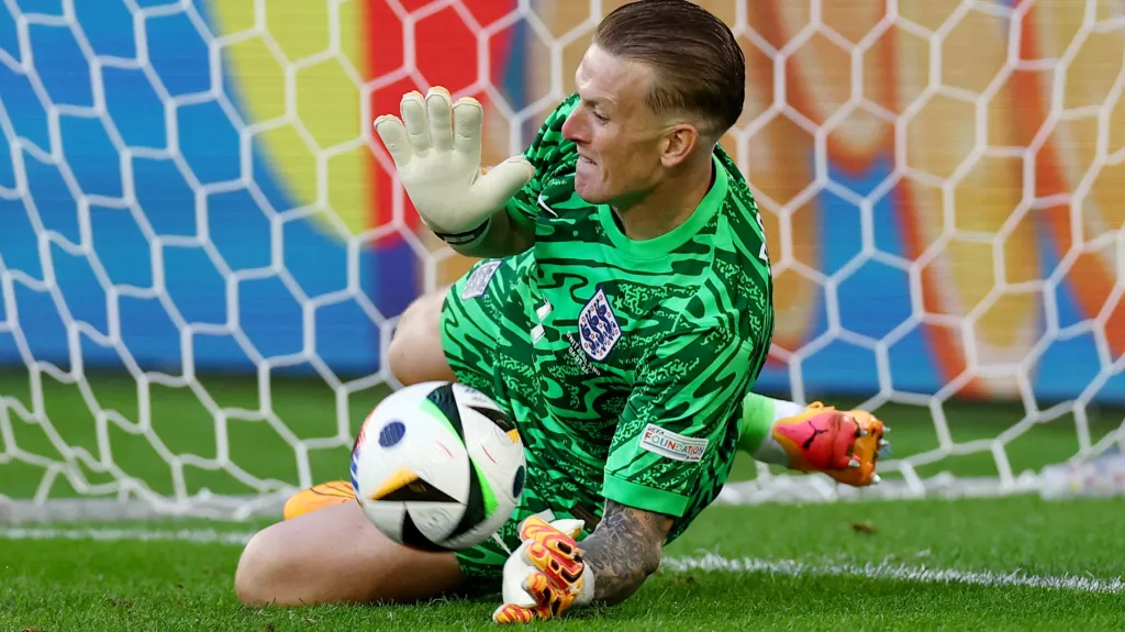 Anglický brankář Jordan Pickford chytá penaltu Manuelu Akanjimu ze Švýcarska