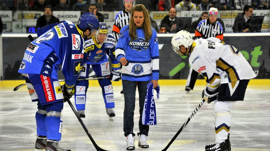 Tenistka Lucie Šafářová zahajuje utkání Brna s Kladnem