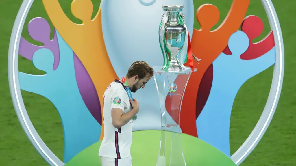 Zklamaný Harry Kane před trofejí pro vítěze mistrovství Evropy