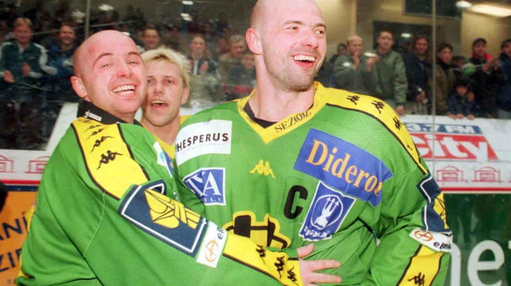 Brankář Vsetína Jaroslav Kameš s králem play-off 2001 Jiřím Dopitou