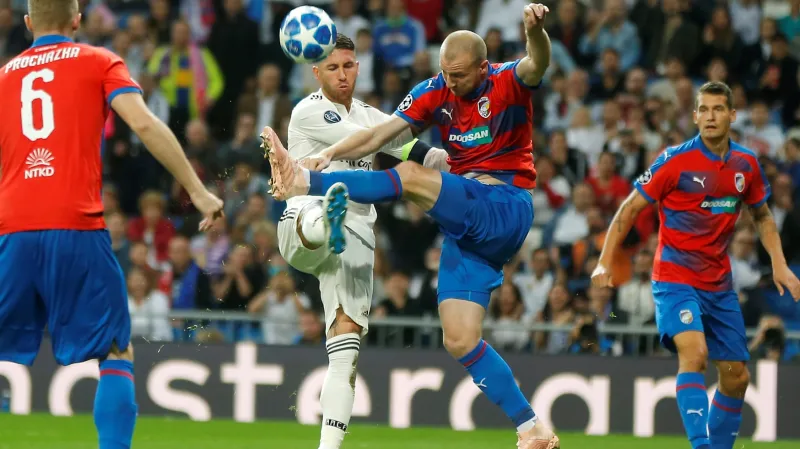 Michael Krmenčík v souboji se Sergiem Ramosem