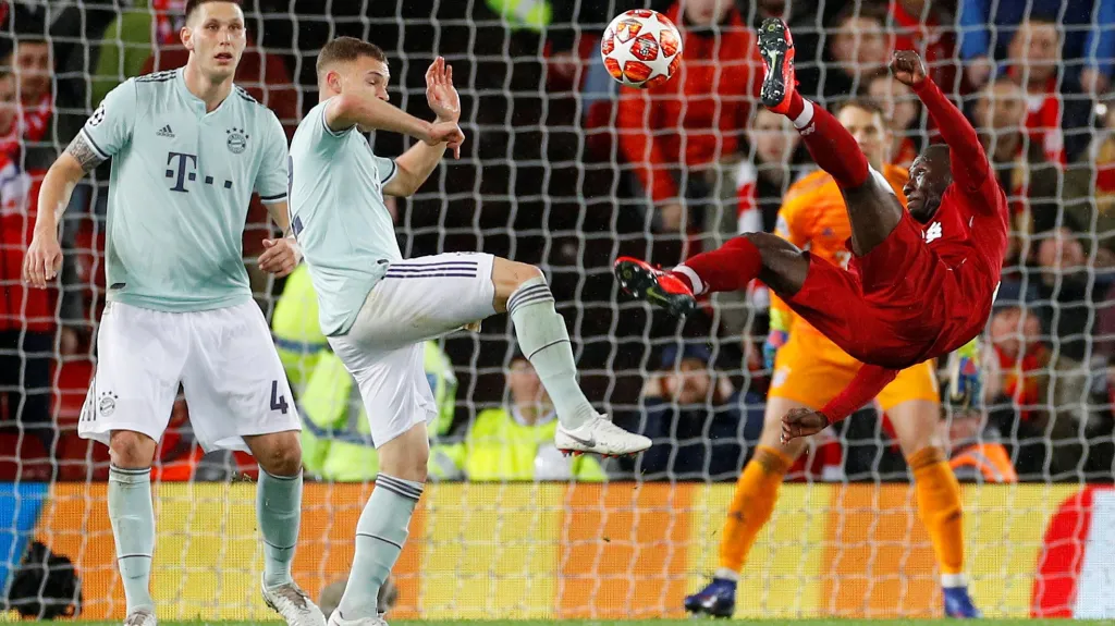 Liverpoolský Nabi Keita akrobaticky zakončuje v zápase s Bayernem Mnichov