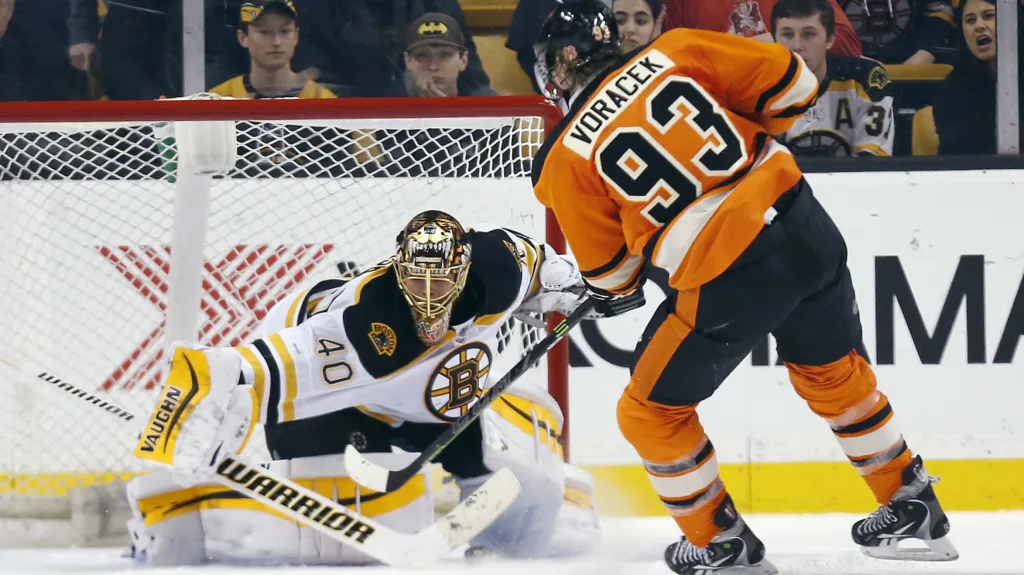 Jakub Voráček skóruje v zápase proti Bostonu