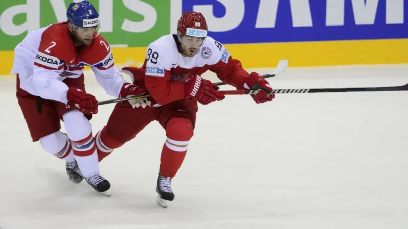 Jakub Kindl v souboji s Mikkelem Boedkerem