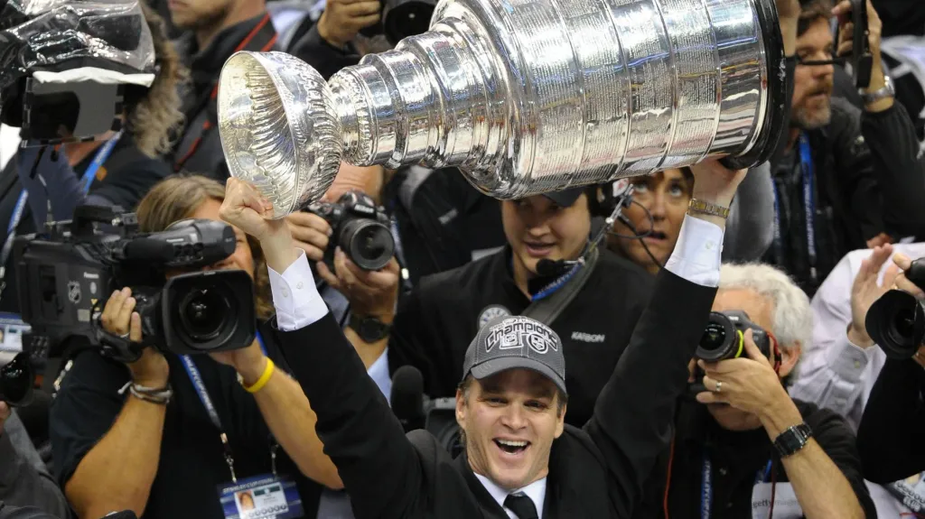 Luc Robitaille, dnes již funkcionář Los Angeles, slaví titul