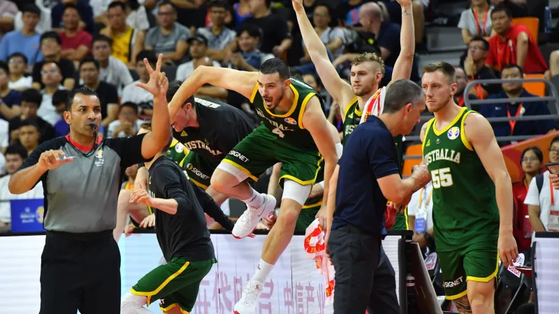 Slavící basketbalisté Austrálie