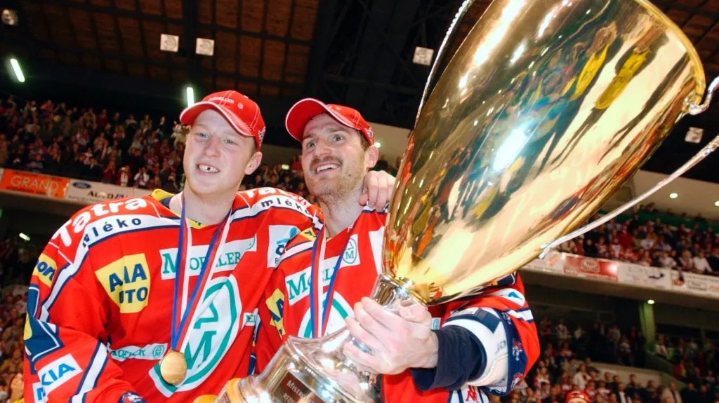 Aleš Hemský s Milanem Hejdukem slaví zisk mistrovského poháru s Pardubicemi v roce 2005
