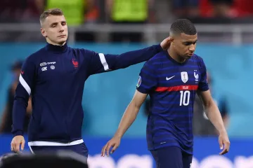 Smutný Kylian Mbappé (vpravo) odchází ze hřiště