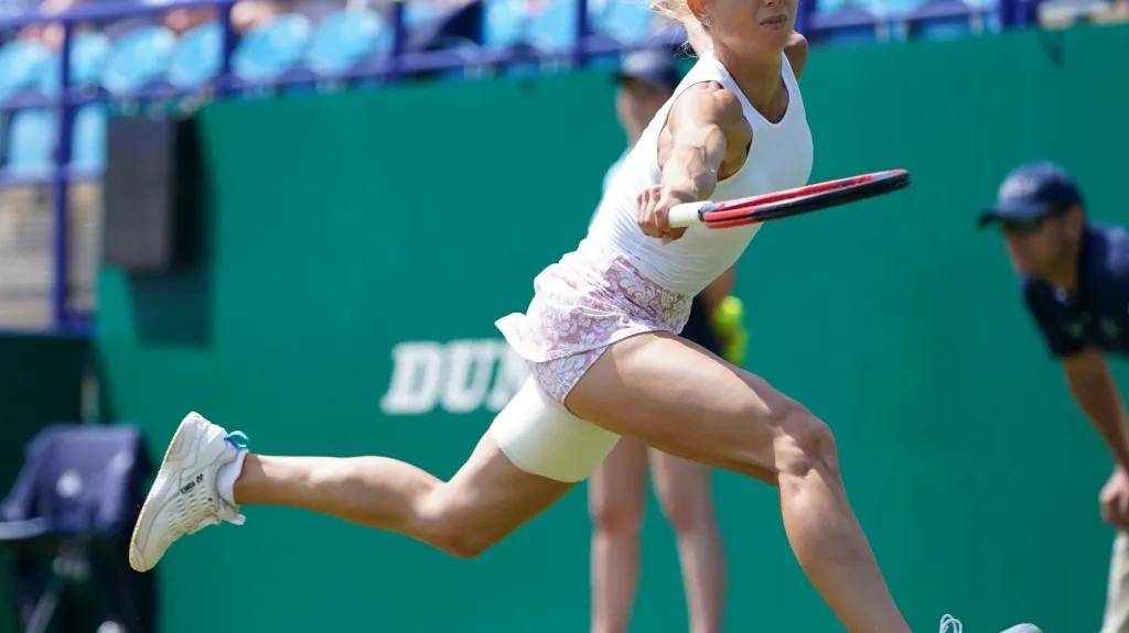 Camila Giorgiová na turnaji v Eastbourne 