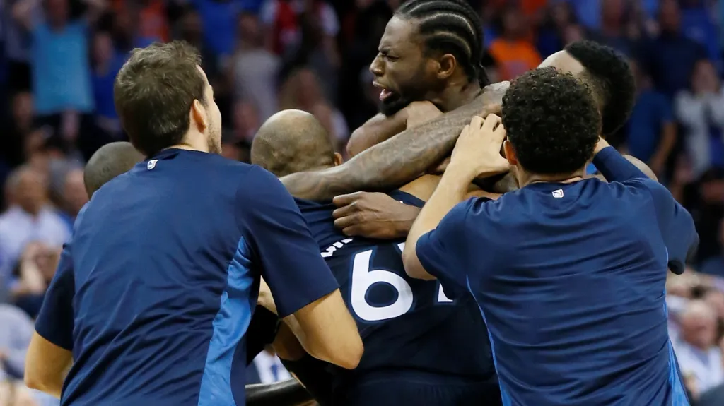 Andrew Wiggins se raduje se spoluhráči z Minnesoty