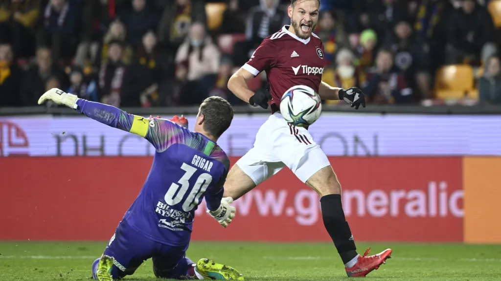 Matěj Pulkrab ze Sparty překonává brankáře Tomáše Grigara z Teplic