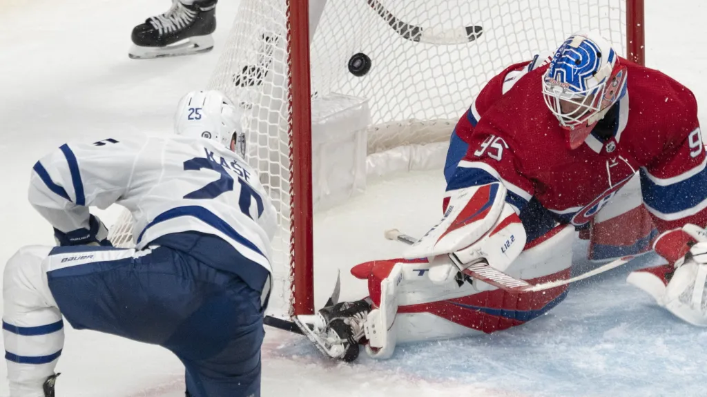 Ondřej Kaše z Toronta dává gól do sítě Montrealu