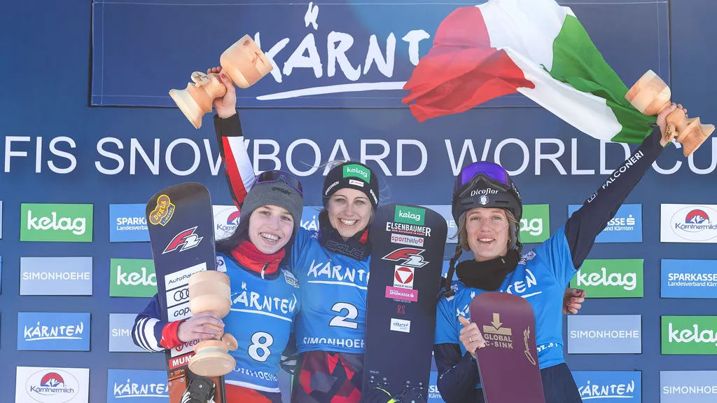 Zuzana Maděrová (vlevo) na stupních vítězů v Simonhöhe