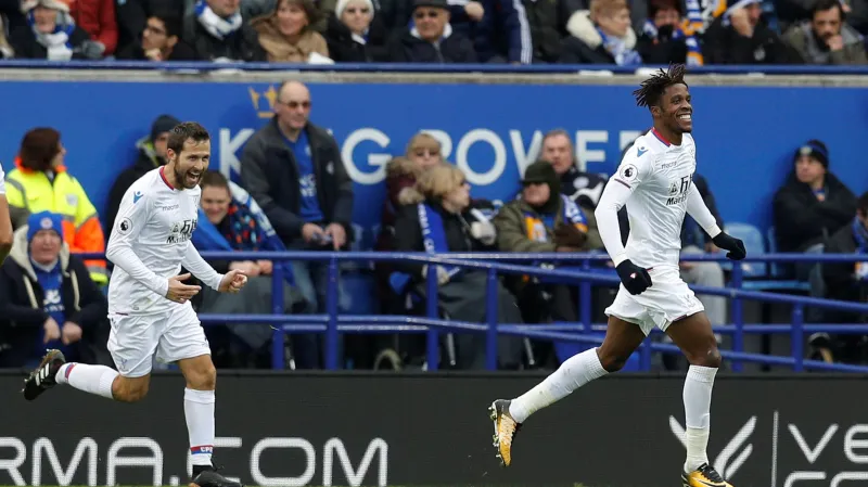 Wilfried Zaha (vpravo) se raduje z gólu na půdě Leicesteru