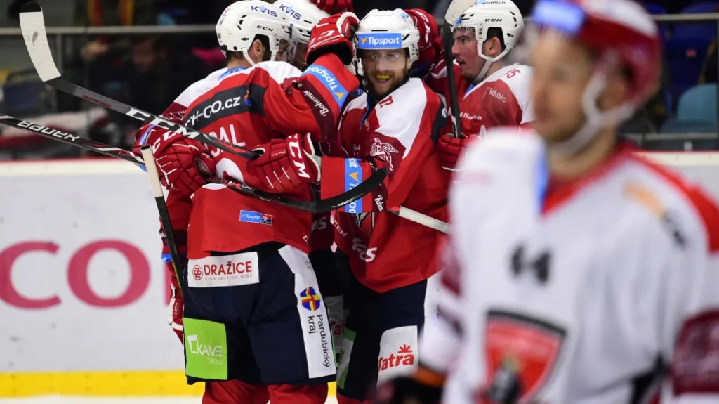 Pardubičtí hokejisté slaví ve východočeském derby proti Hradci Králové