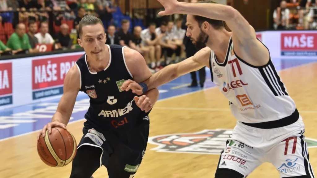 Tomáš Pomikálek z Děčína v nájezdu na Vojtěcha Hrubana z Nymburku