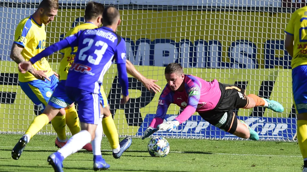 Teplický brankář Tomáš Grigar přikryl míč v duelu s Olomoucí