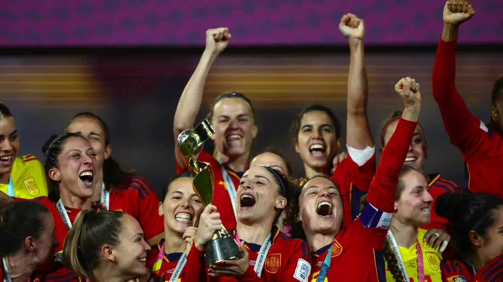 Španělské fotbalistky slaví zisk trofeje na MS