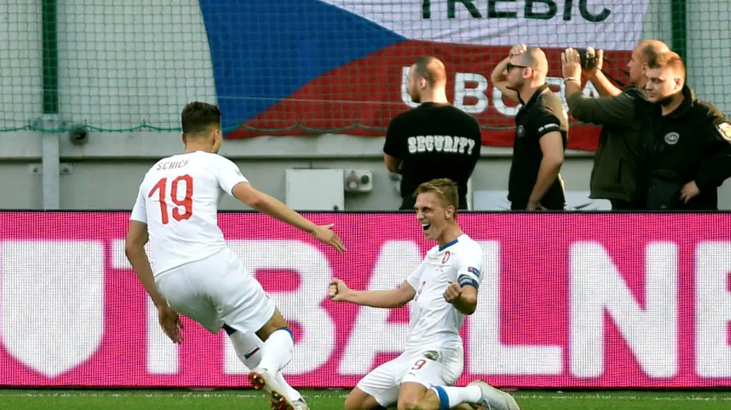 Patrik Schick (vlevo) a Bořek Dočkal se radují z gólu proti Slovensku