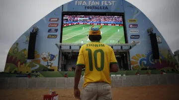 Pódium s obrazovkou ve měste Fortaleza