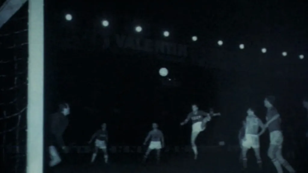 Viktor Ponědělnik střílí vítězný gól finále ME 1960