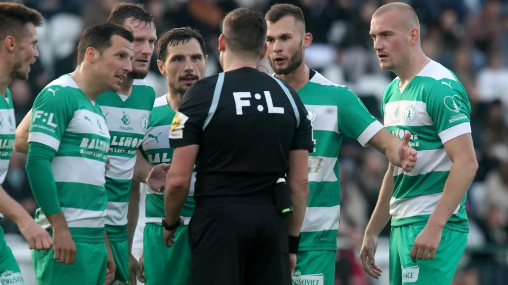 Fotbalisté Bohemians 1905 v diskuzi s rozhodčím Tomášem Klímou