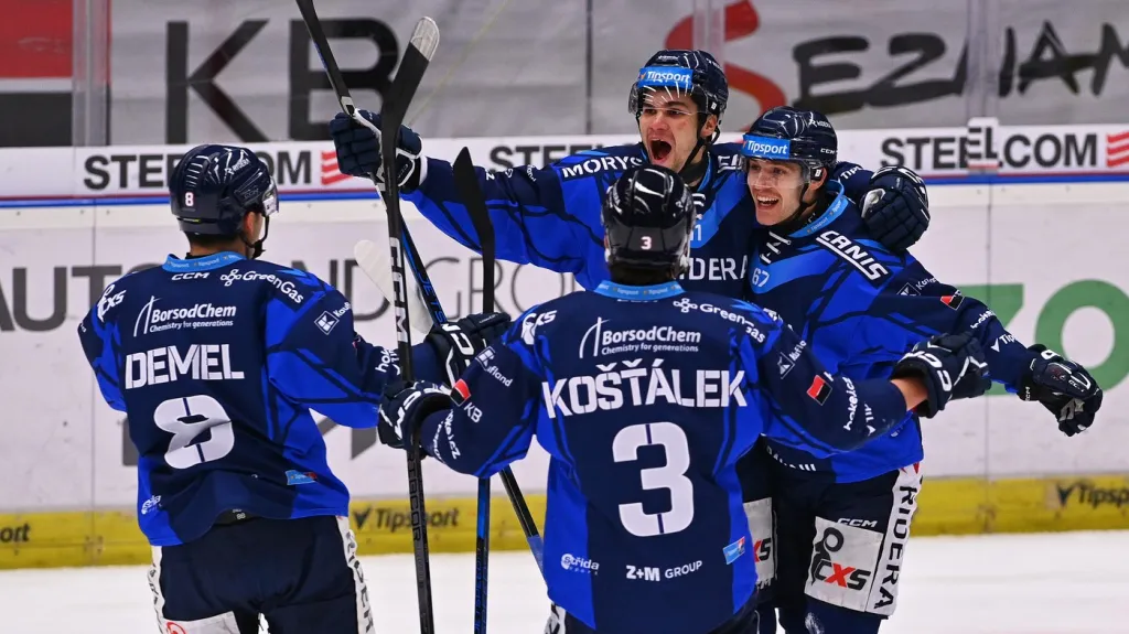 Hokejisté Vítkovic se radují z gólu