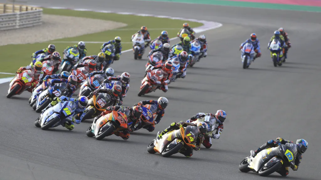 Filip Salač (vlevo č. 12) při své premiéře v Moto2