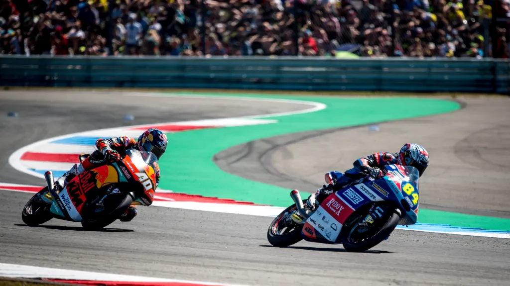 Kornfeil (vpravo) při závodě v Assenu