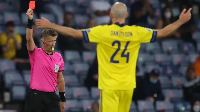 Moment utkání Švédsko - Ukrajina: Danielson sestřelil Besedina a oslabil Švédy (99. min.)