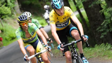 Chris Froome ve skupině s Albertem Contadorem a Wilcem Keldermanem
