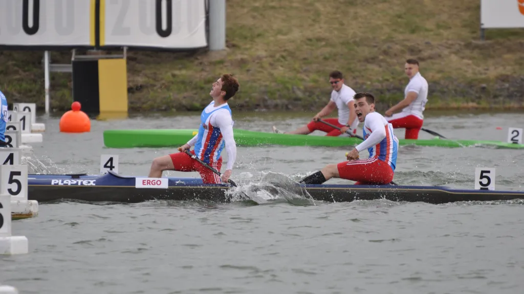 Cílová radost deblkanoe Vojtěch Rus a Dan Drahokoupil, která postoupila do sobotního finále závodu Světového poháru v Račicích.
