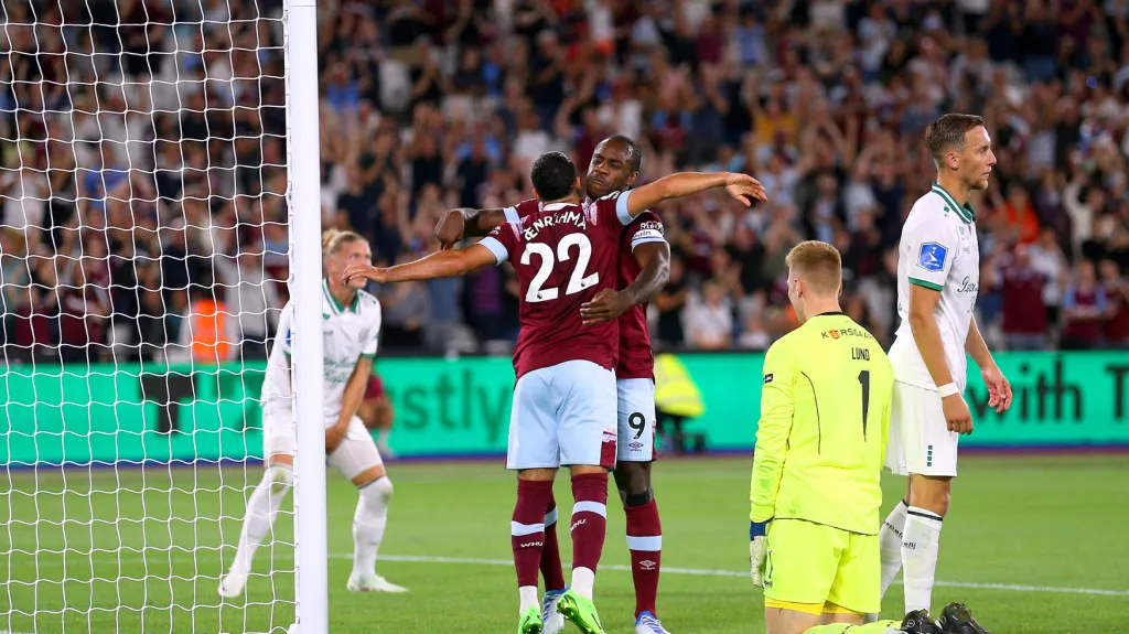 Radost fotbalistů West Hamu po gólu do sítě Viborgu
