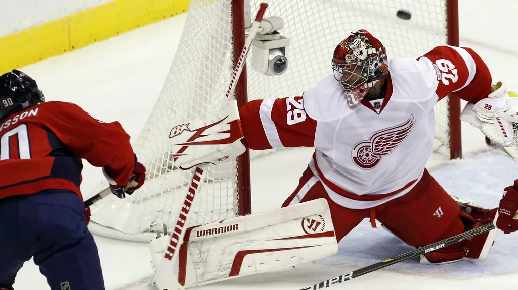 Brankář Detroitu Conklin inkasuje