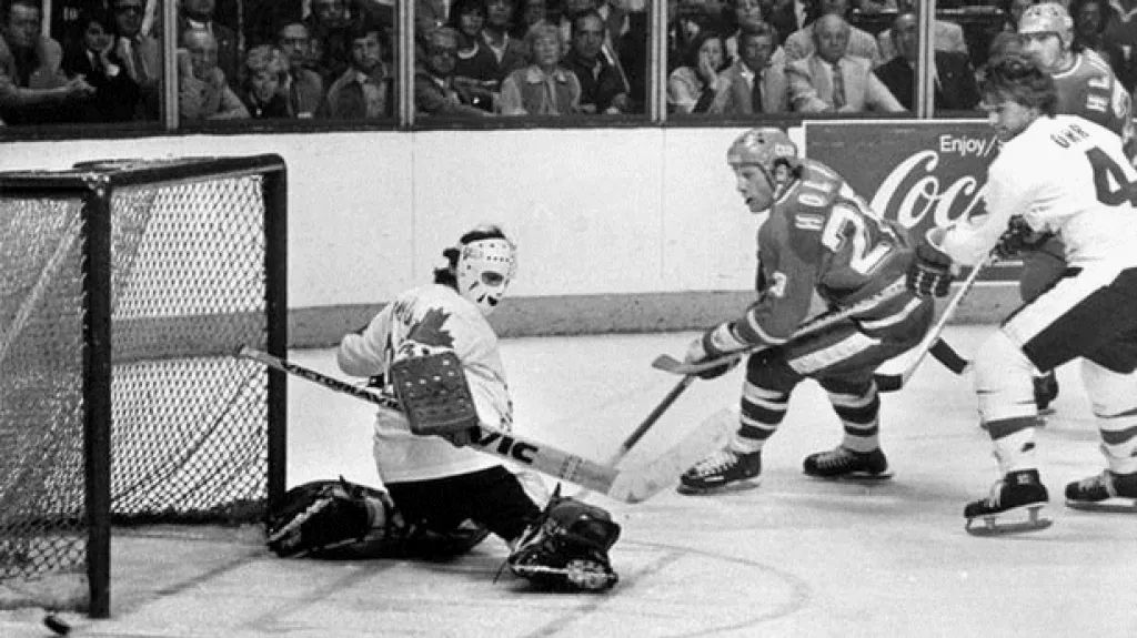 Bobby Orr (vpravo) na Canada Cupu 1976