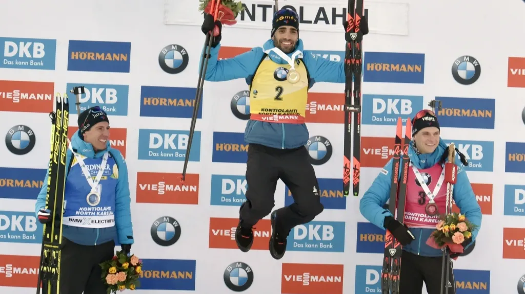 Martin Fourcade (uprostřed) se raduje z vítězství ve stíhačce SP