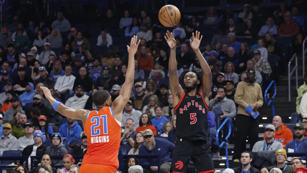 Immanuel Quickley a Aaron Wiggins v zápase Oklahomy s Torontem