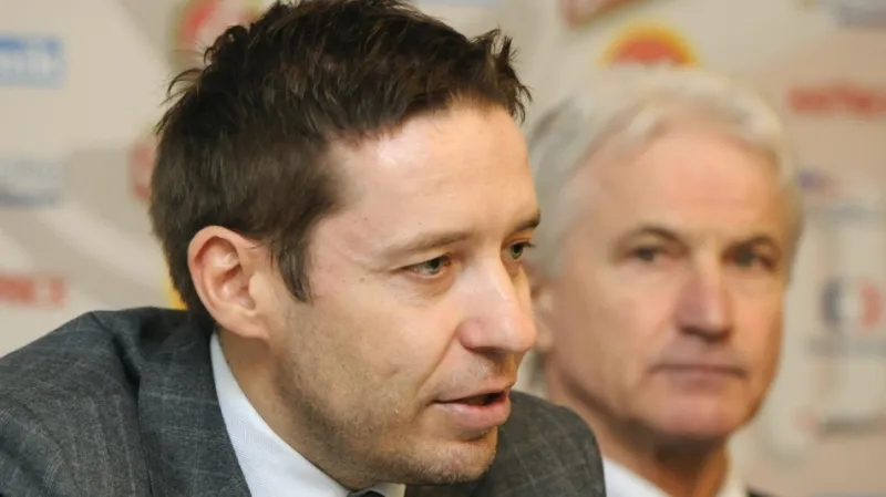 Zleva: Předseda Ligové fotbalové asociace (LFA) Dušan Svoboda a ředitel Oddělení profesionálního fotbalu FAČR Ivo Lubas