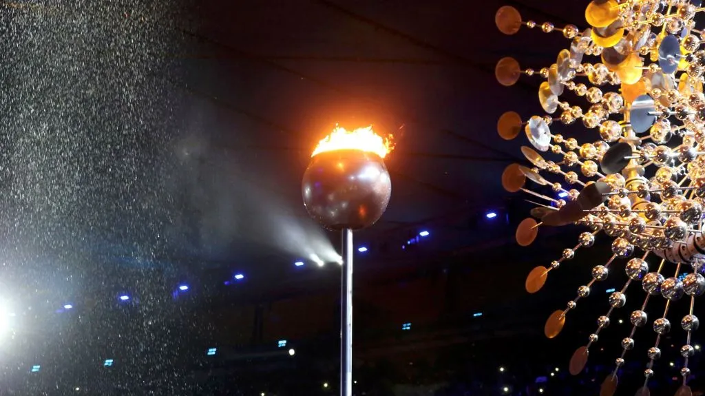 Olympijský oheň hasí "tropický déšť"