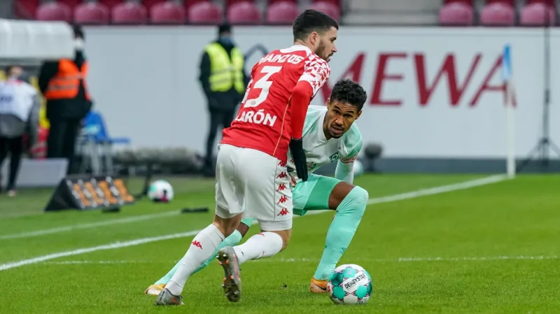Theodor Gebre Selassie v utkání s Mohučí