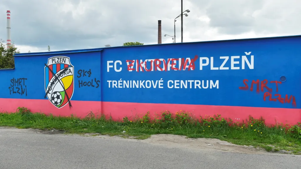 Posprejované tréninkové centrum Viktorie Plzeň