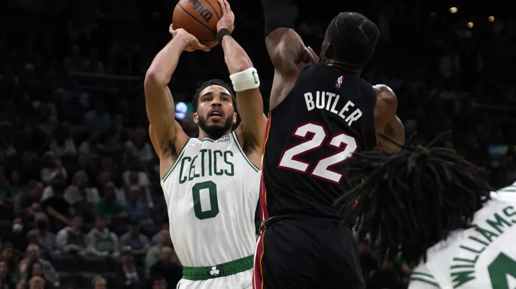 Dvě hvězdy proti sobě – bostonský Jayson Tatum a Jimmy Butler z Miami